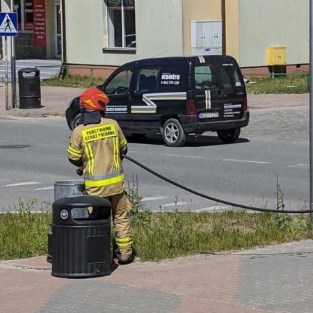 Czyjaś nieostrożność wywołała pożar śmietnika na ulicy Sikorskiego