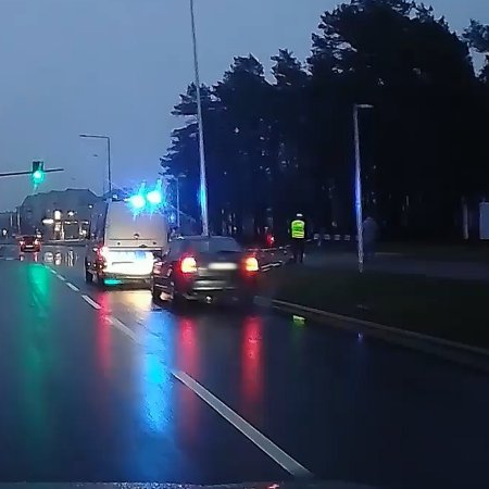 Nietypowy wypadek na Żebrowskiego. Ucierpiała 53-letnia rowerzystka [WIDEO]