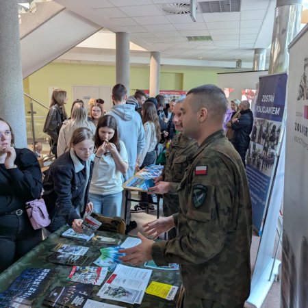Forum Edukacji i Rynku Pracy Powiatu Ostrołęckiego. Przestrzeń do wyboru drogi życiowej [ZDJĘCIA]