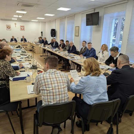 Kluczowa sesja Rady Miasta Ostrołęki. Wotum zaufania i absolutorium w porządku obrad