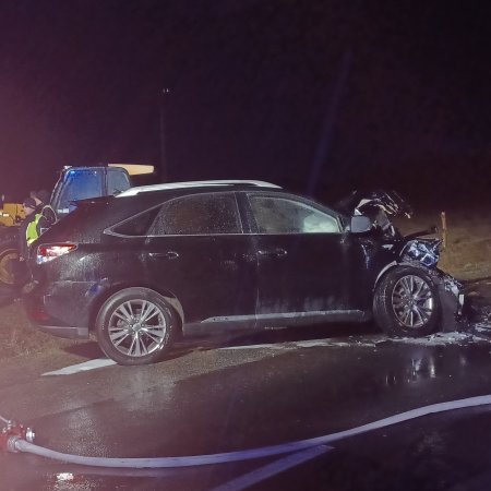 Kolizja hybrydowego Lexusa z koparką. Jedna osoba ranna [ZDJĘCIA]