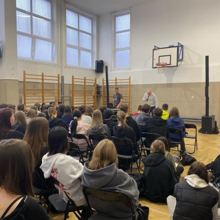 Koncert profilaktyczny zespołu "Wyrwani z niewoli" w ZSZ nr 4 w Ostrołęce