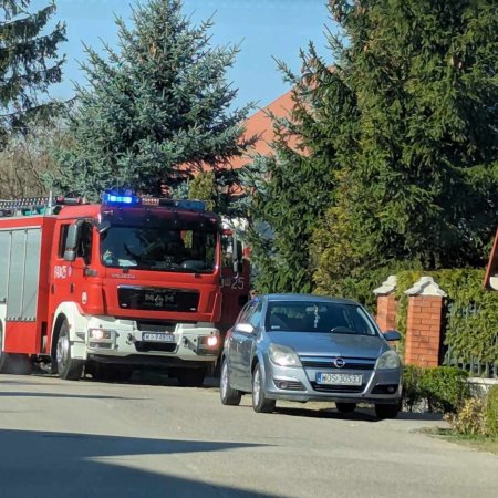 Pożar w Laskowcu. Błyskawiczna akcja służb zapobiegła tragedii [ZDJĘCIA]
