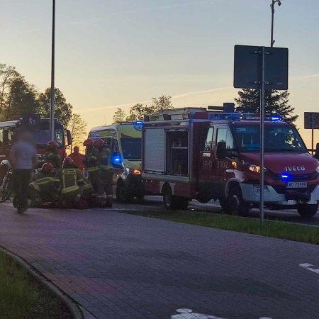 Wypadek na rondzie Siemowita III w Ostrołęce. Potrącono rowerzystę [WIDEO, ZDJĘCIA]