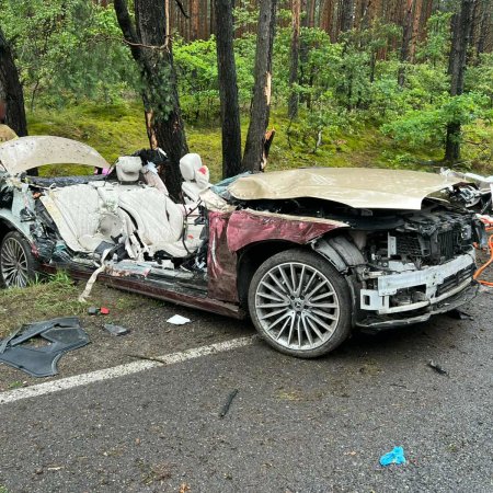 Milion złotych strat po porannym wypadku. Luksusowy samochód zniszczony, 74-letnia kobieta ciężko ranna [ZDJĘCIA]