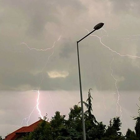 Niebezpieczna pogoda nadciąga nad Ostrołękę. Służby ostrzegają mieszkańców