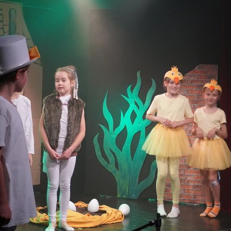 „Brzydkie kaczątko” Dziecięcego Teatru Amatorskiego NIEWIDZIALNI – Spektakl o pięknie, które rozkwita [ZDJĘCIA]