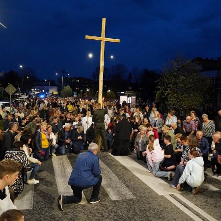 Wielkopiątkowa Droga Krzyżowa: Wierni parafii św. Franciszka z Asyżu przeszli ulicami Osiedla Centrum [WIDEO, ZDJĘCIA]