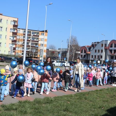 Niebieski pochód, balony i race! Ta akcja miała zwrócić uwagę na ważną społeczną kwestię [WIDEO, ZDJĘCIA]