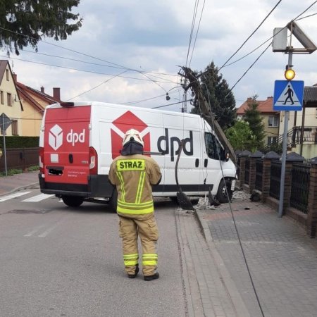 Kierowca busa ściął słup w Łysych! [ZDJĘCIA]