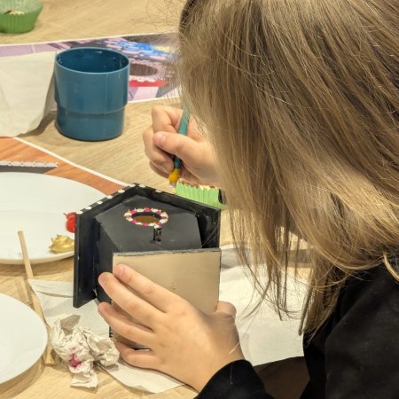Sztuka Aborygenów w sercu Kurpi. Muzeum Kultury Kurpiowskiej zorganizowało warsztaty „dot painting” [ZDJĘCIA]