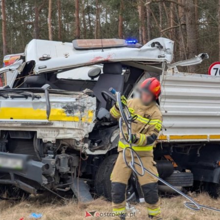 Groźny wypadek pod Ostrołęką – winny 66-letni kierowca ciężarówki [ZDJĘCIA]
