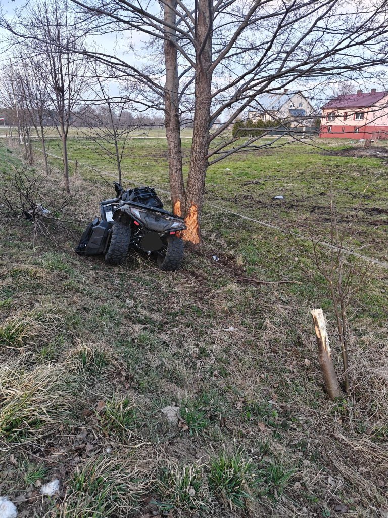 Wypadek quada w miejscowości Krysiaki: 17-latek uderzył w drzewo