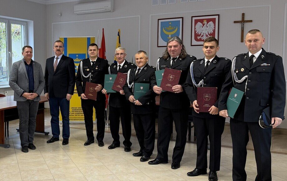 Strażacy ochotnicy z gminy Goworowo z dyplomami podczas przekazania sprzętu