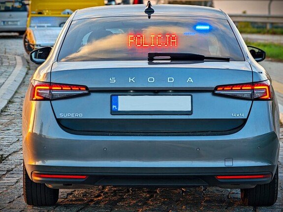 Nieoznakowany radiow&oacute;z skoda superb z wyświetlonym napisem POLICJA