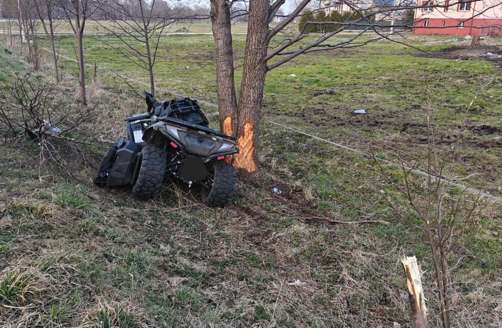 Wypadek quada w miejscowości Krysiaki: 17-latek uderzył w drzewo