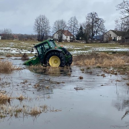 Ucieczka ciągnikiem zakończona w rzece [WIDEO, ZDJĘCIA]