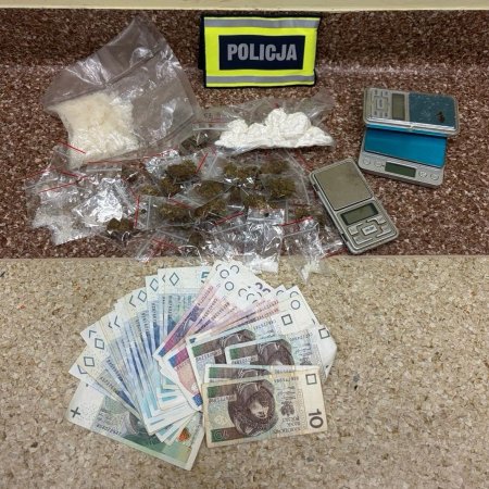 Akcja policji w Ostrołęce. Mefedron, amfetamina i marihuana w jednym z mieszkań!