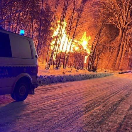 Słup ognia trawił drewniany dom. 56-latek uciekł w ostatniej chwili [ZDJĘCIA]
