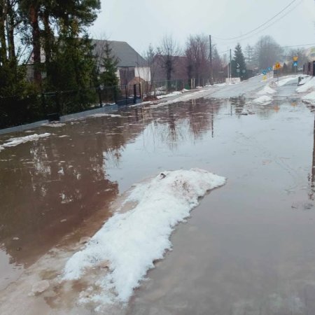 Ulica Polna w Laskowcu pod wodą. Gmina Rzekuń deklaruje rozwiązanie problemu [ZDJĘCIA]
