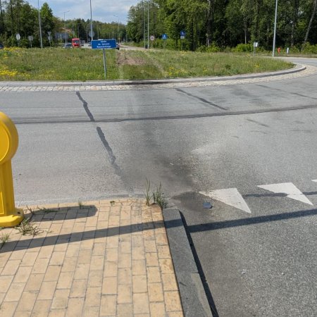 Co tu się stało? Drogowa zagadka na obrzeżach Ostrołęki [ZDJĘCIA]