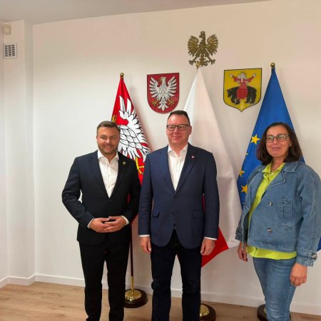 Poseł Popielarz odwiedził dwie gminy. „O rozwoju nie da się rozmawiać zza biurka" [ZDJĘCIA]