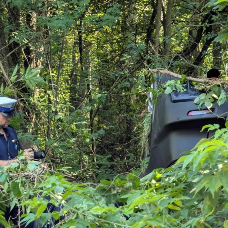 Groźny wypadek pod Ostrołęką. Auto dachowało w przydrożnym rowie [ZDJĘCIA]
