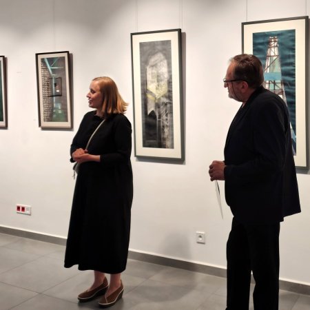 „Geometria pamięci” w Galerii Ostrołęka. Nowa wystawa obrazów Magdaleny Świercz-Wojteczek [ZDJĘCIA]