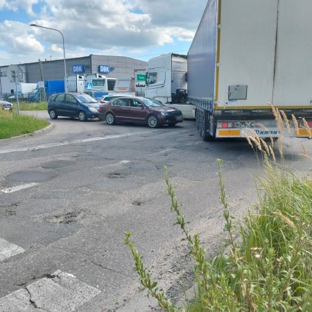 Absurdalny chaos komunikacyjny na ul. Granicznej. Interweniowała policja [ZDJĘCIA]