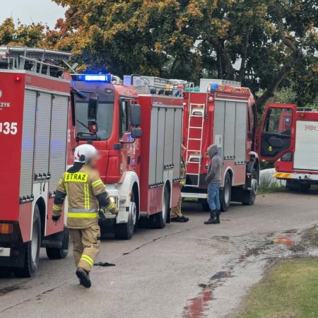 Duży pożar pod Ostrołęką! Płomienie objęły budynek, drewno i ciągnik rolniczy [WIDEO, ZDJĘCIA]