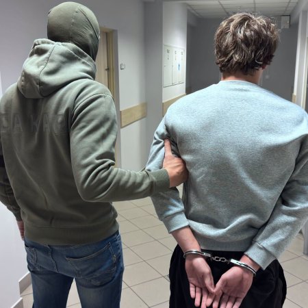 "Żartowniś" skończył w kajdankach. 16-latek zatrzymany za to, co wrzucił do sieci