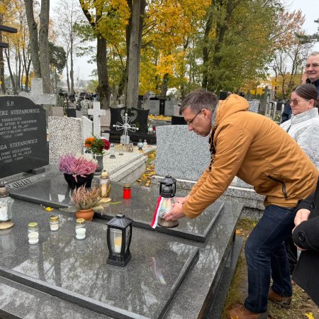 Pamiętają o bohaterach. Znicze na grobach żołnierzy w Myszyńcu [ZDJĘCIA]