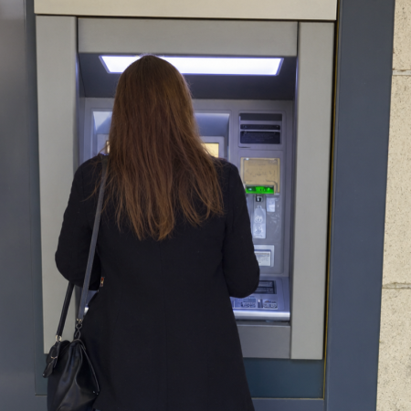 Seniorka rozmawiała przez telefon przy bankomacie. Kobieta obok zauważyła, że coś jest nie tak