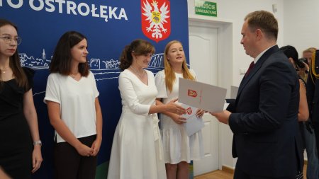 Uroczysty dzień w ostrołęckiej oświacie. Wręczono awanse zawodowe i nagrody jubileuszowe [ZDJĘCIA, WIDEO] 