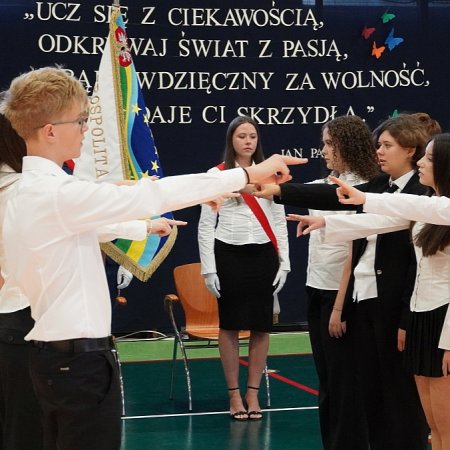 Nowy rok szkolny wystartował! Uczniowie III LO w Ostrołęce wrócili do szkoły [WIDEO, ZDJĘCIA]