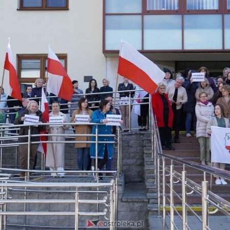 ZUS protestuje. "Popieramy Ostrołęka" - pracownicy wyszli przed budynek [ZDJĘCIA]