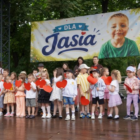 Wielkie serca na Placu Dworcowym. Odbył się festyn charytatywny dla małego Jasia z Ostrołęki [WIDEO, ZDJĘCIA]