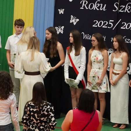 Ostatni dzwonek w "Piątce". Uczniowie odebrali świadectwa i ruszyli na wakacje [WIDEO, ZDJĘCIA]