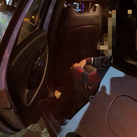 Czujność na urlopie. Policjanci z Sochaczewa uratowali seniorkę w powiecie ostrołęckim