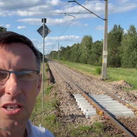 Poseł Grabowski stanął przy torach. Zwrócił się do wiceministra [WIDEO]