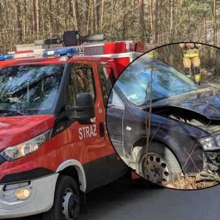 Wypadł z drogi, rozbił się o pień drzewa. Kierowca uratowany przez świadków wypadku [WIDEO, ZDJĘCIA]