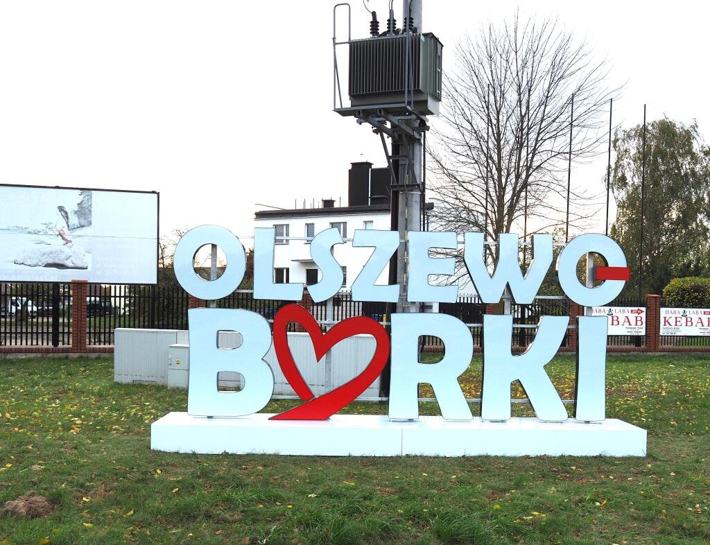 Przestrzenny napis Olszewo-Borki z czerwonym sercem przy skrzyżowaniu ulic Broniewskiego i Warszawskiej