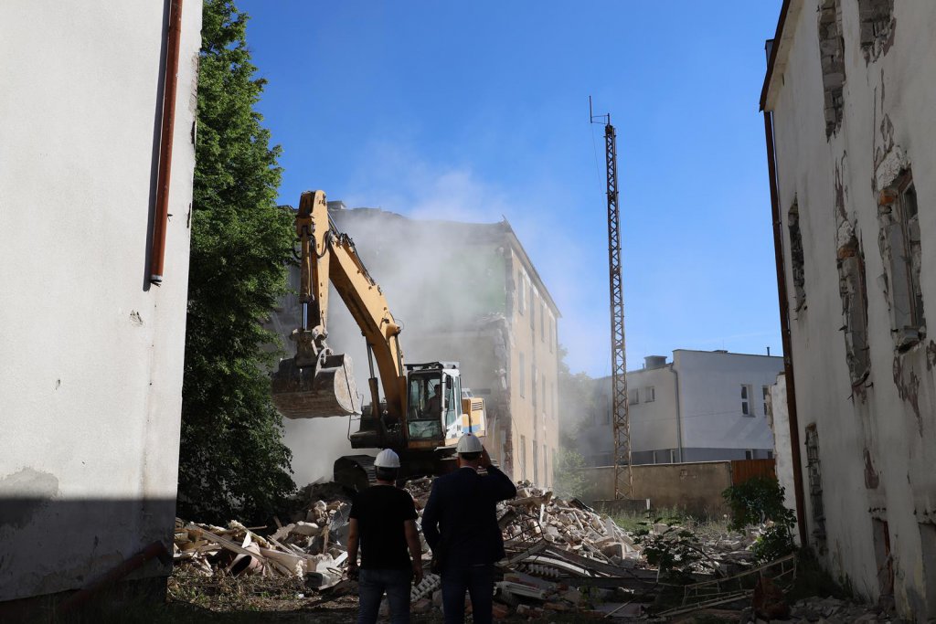 Wyburzanie budynk&oacute;w po starej komendzie policji przy ulicy Kościuszki, fot. UM Ostrołęki