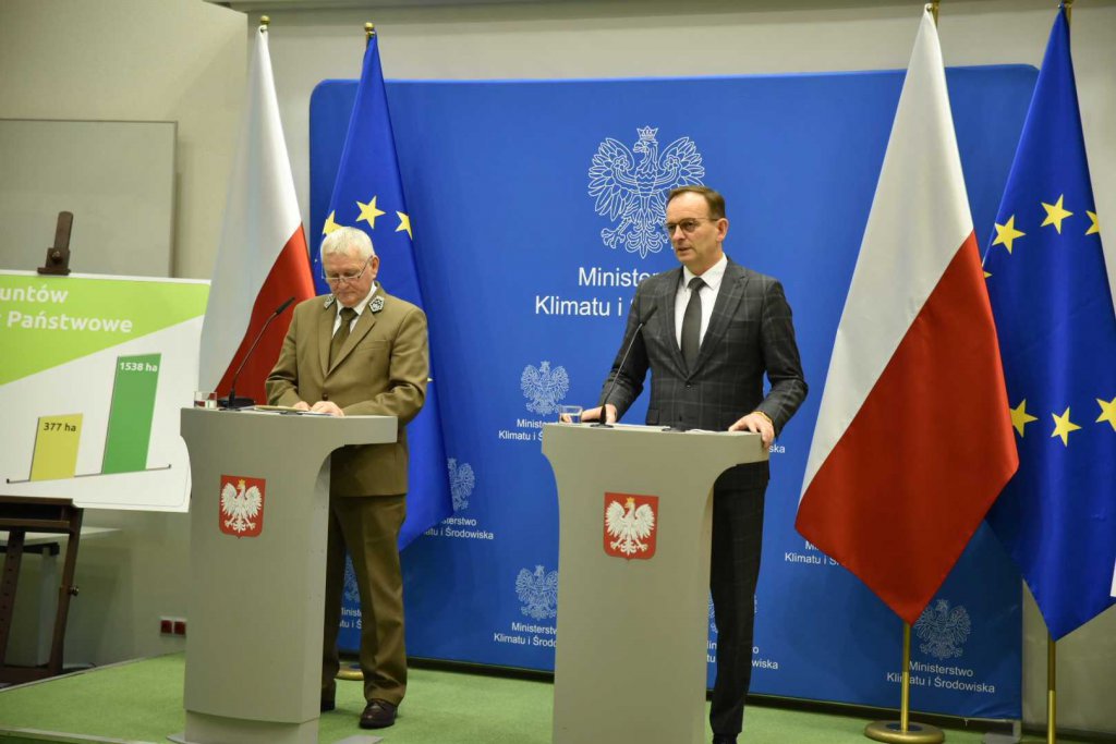 Wiceminister klimatu i środowiska Edward Siarka oraz p.o. DG Las&oacute;w Państwowych J&oacute;zef Kubica, fot. Ministerstwo Klimatu i Środowiska