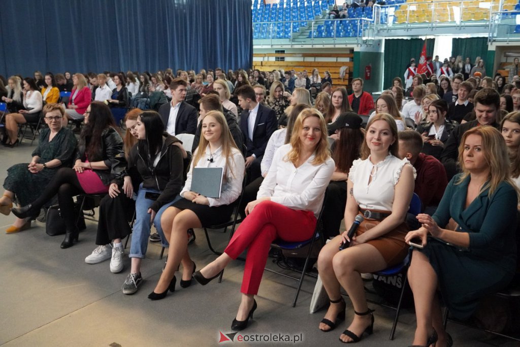 Zakończenie roku szkolnego maturzyst&oacute;w z ZSZ 4, fot. eostroleka.life