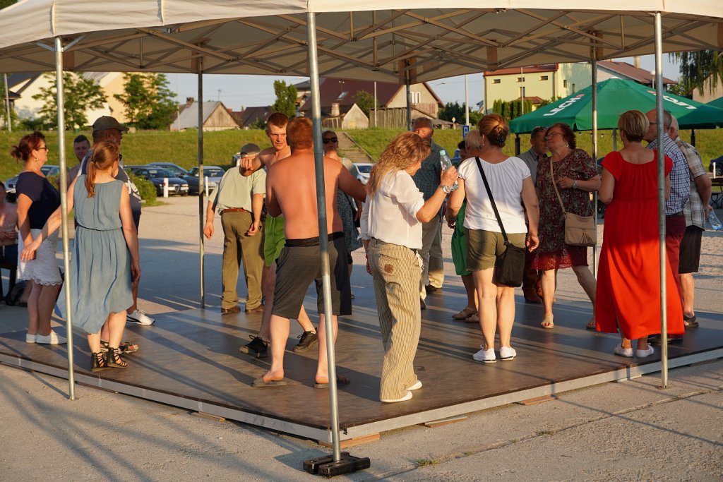 Potańc&oacute;wka na plaży miejskiej w Ostrołęce, fot. eostroleka.life