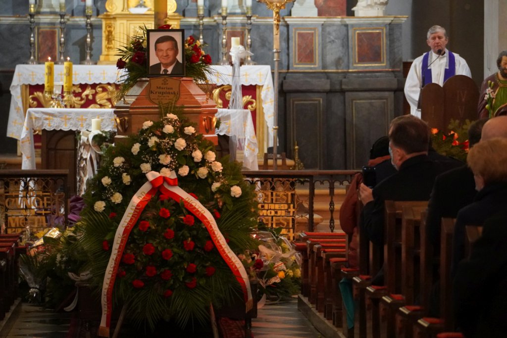 Pożegnanie śp. Mariana Krupińskiego. Uroczystości pogrzebowe w Wąsewie, fot. eostroleka.life