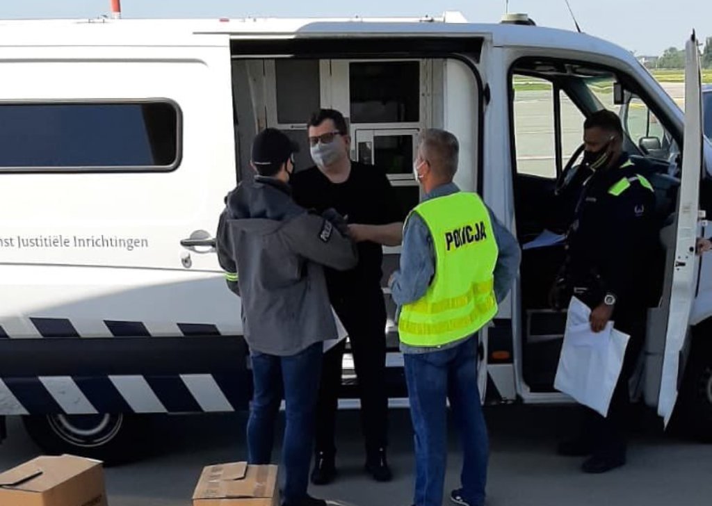 Tak wyglądał powr&oacute;t Zbigniewa S. do Polski, fot. twitter.com/PolskaPolicja