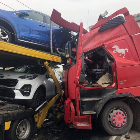 Śmiertelny wypadek na DK 61. Auto zmiażdżone między ciężarówką a lawetą