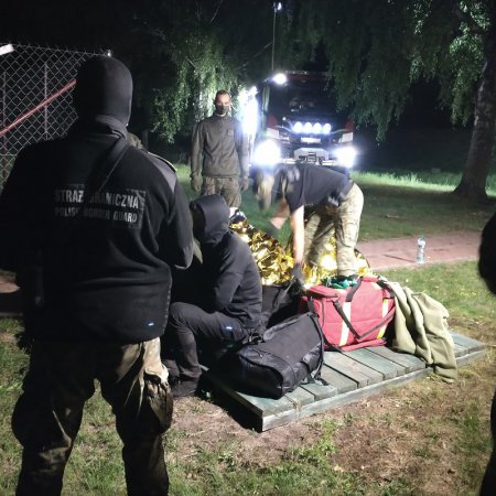Nielegalni imigranci z krajów arabskich utknęli na rozlewiskach Narwi. Było wśród nich roczne niemowlę [WIDEO, ZDJĘCIA]